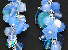 Bižuterie a stříbrné šperky - 253, Střapaté náušnice ze skleněných a plastových korálků, perliček a fasetových korálků v elegantních odstínech modré a stříbrné. Základ náušnic tvoří řetízek z bílého kovu (stříbrná barva).