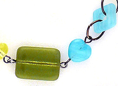 Bižuterie a stříbrné šperky - 407, Jednoduchý, středně dlouhý náhrdelník. Náhrdelník tvoří skleněné korálky originálních tvarů v olivově zelené a azurové barvě. Korálky jsou spojeny kovovými očky. 